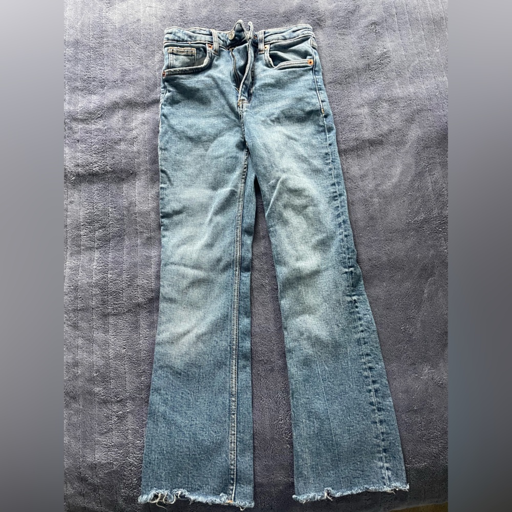 Distressed jeans with fray hem